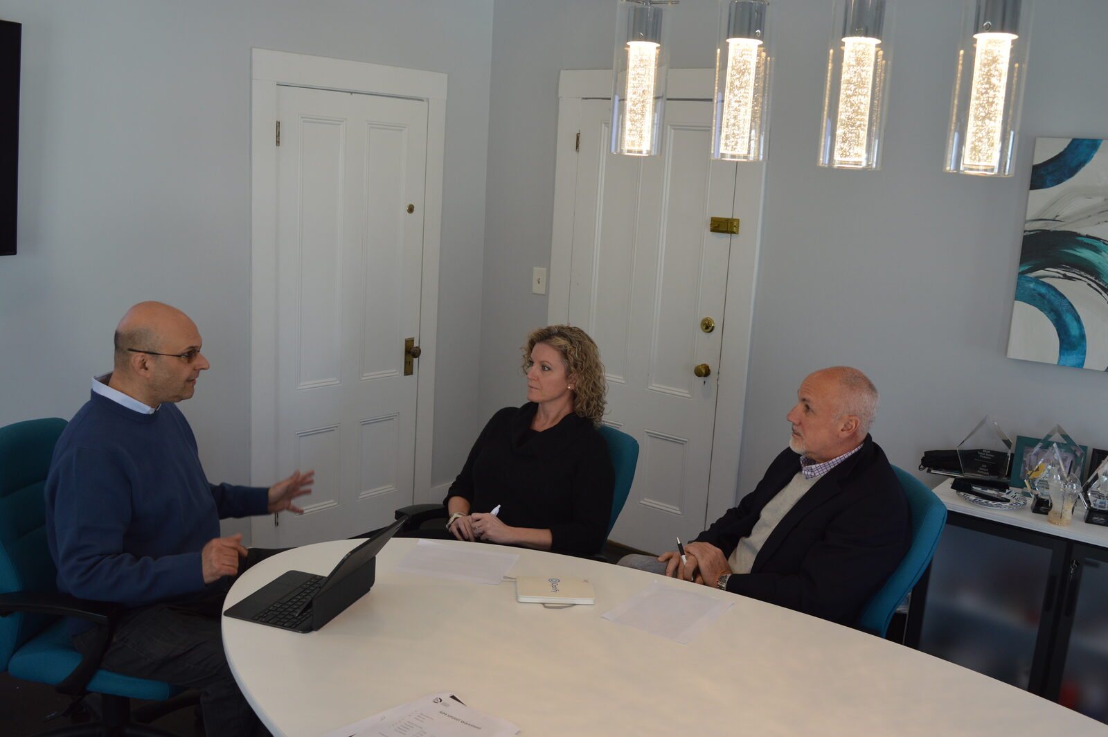 Yuval Gonen advising a leadership team at the table
